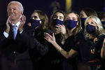 Джо Байден с&nbsp;женой Джилл и внучками в&nbsp;предвыборном штабе после объявления победы на&nbsp;выборах, 7 ноября 2020 года