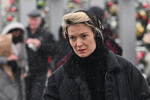 Актриса Надежда Михалкова идет к храму Христа Спасителя на церемонию прощания с народной артисткой СССР Инной Чуриковой, 17 января 2023 года