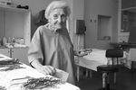 <b>Алла Ильинична Лёвушкина (5 мая 1927 – 23 января 2020)</b>. Советский и российский хирург-проктолог. Была старейшим в России практикующим хирургом, закончив работу в больнице в 2018 году в возрасте 91 года при врачебном стаже 67 лет. За время работы провела более 10 000 операций
