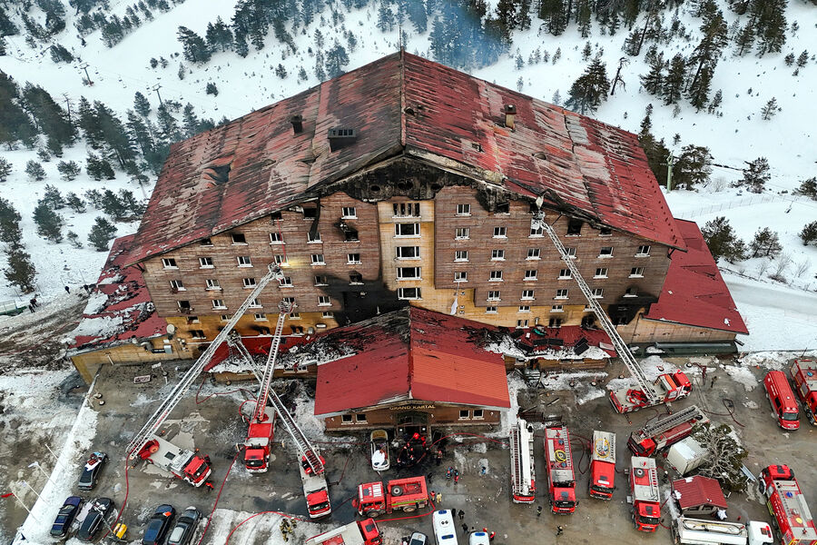 Вид с&nbsp;беспилотника на&nbsp;последствия пожара в&nbsp;отеле Grand Kartal на&nbsp;горнолыжном курорте Карталкая в&nbsp;Болу, Турция, 21&nbsp;января 2025&nbsp;года