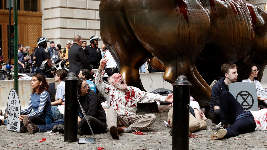 Протестующие возле статуи «Атакующий бык» на&nbsp;Уолл-Стрит в&nbsp;Нью-Йорке, 7 октября 2019 года