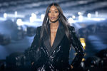 Наоми Кэмпбелл принимает участие в показе коллекции Saint Laurent весна-лето 2020 в Париже, 2019 год