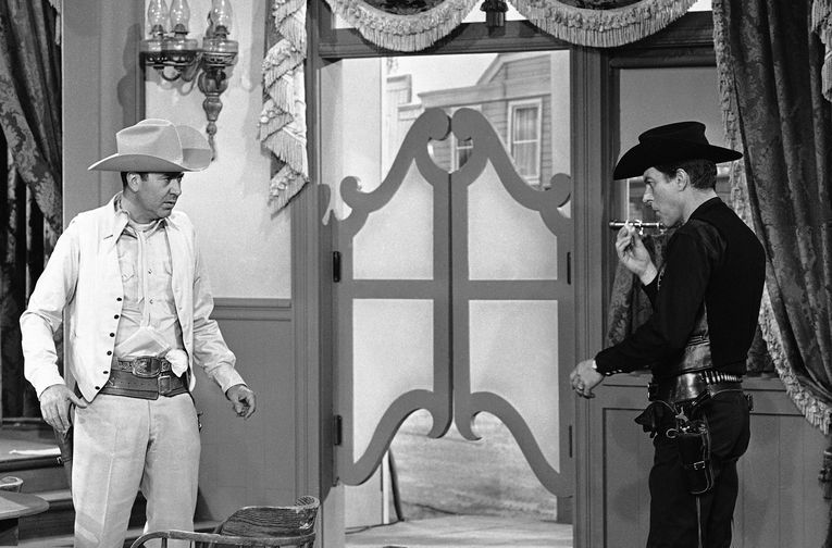 Карл Райнер и Дик Ван Дайк во время репетиции сцены для ситкома «The Dick Van Dyke Show» для CBS, 1966 год