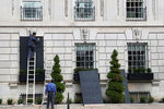 Рабочие заколачивают окна в&nbsp;отеле The Hay-Adams напротив Белого дома в&nbsp;Вашингтоне, 30 октября 2020 года
