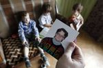 Муж Светланы Давыдовой Анатолий Горлов и их дети в их квартире в Вязьме