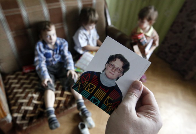 Муж Светланы Давыдовой Анатолий Горлов и их дети в&nbsp;их квартире в&nbsp;Вязьме