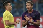 Игрок «Утрехта» Сирил Дессерс (справа) во втором матче раунда плей-офф Лиги Европы