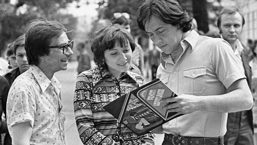 Ренат Ибрагимов (справа) даёт автографы жителям Казани, 1980 год