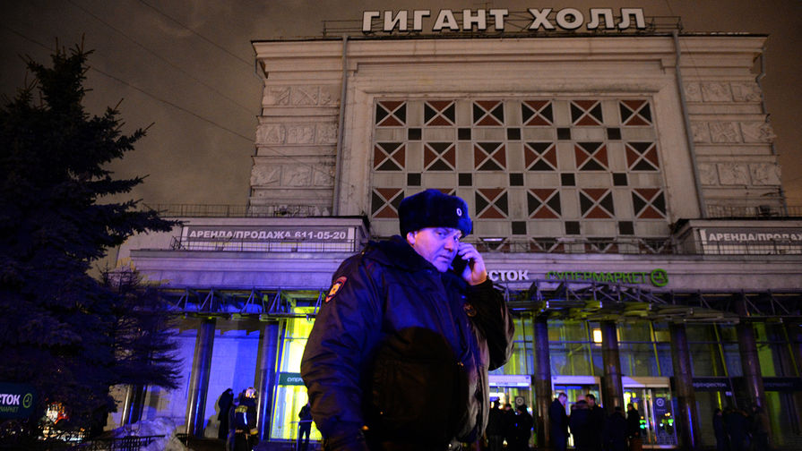 Полицейский около&nbsp;входа в&nbsp;супермаркет в&nbsp;Санкт-Петербурге после взрыва, 27&nbsp;декабря 2017&nbsp;года