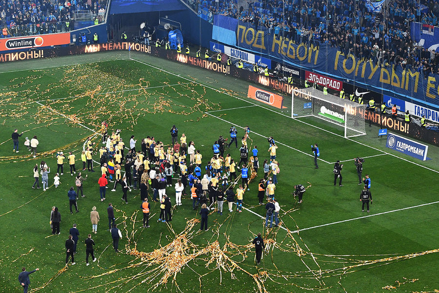 Игроки &laquo;Зенита&raquo; на&nbsp;церемонии награждения после матча чемпионата России по&nbsp;футболу против команды &laquo;Локомотив&raquo;, 2&nbsp;мая 2021&nbsp;года