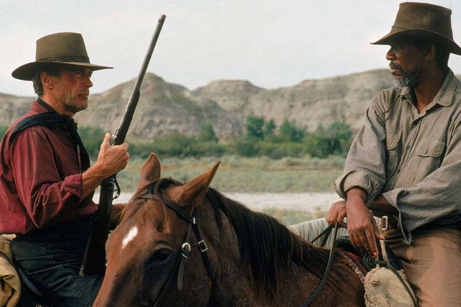 <b>«Непрощенный» (1992)</b>
<br>
Знаменитый авторский вестерн Клинта Иствуда про&nbsp;возмездие на&nbsp;Диком Западе. Фриман сыграл близкого сообщника главного героя. Совместная работа Фримана и Иствуда принесла обоим не только признание критиков, но и стала началом их близкой дружбы &mdash; спустя 12&nbsp;лет Иствуд снова позвал Фримана в&nbsp;свой авторский проект: в&nbsp;спортивную драму «Малышка на&nbsp;миллион».
