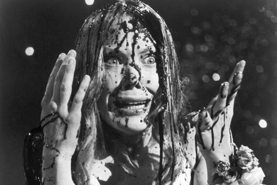 <b>«Кэрри» (1976)</b>
<br><br>
Сисси Спейсек сыграла в&nbsp;картине девочку-подростка, над&nbsp;которой издеваются в&nbsp;школе. Ее мать, религиозная фанатичка, убеждает дочь, что менструация &mdash; наказание за&nbsp;грехи. Когда Кэрри обнаруживает в&nbsp;себе способности к&nbsp;телекинезу, она начинает мстить.

