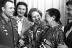 Юрий Алексеевич Гагарин, советская актриса Ольга Лепешинская (в центре) и японский режиссер Окада Есико (вторая справа), 1963 год