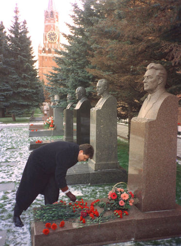 Андрей Брежнев, внук Леонида Ильича Брежнева, во время возложения цветов к могиле деда у Кремлевской стены, 1998 год