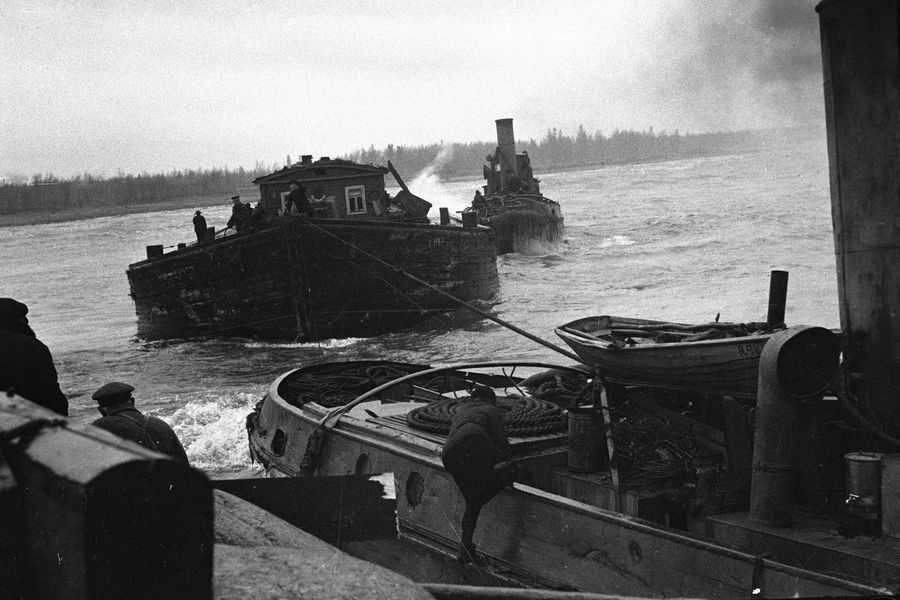 Катера доставляют продукты по&nbsp;Ладожскому озеру в&nbsp;блокадный Ленинград, 1942&nbsp;год 