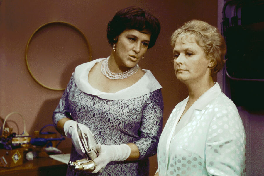 Актрисы Нонна Мордюкова в&nbsp;роли управдома Варвары Сергеевны (слева) и Нина Гребешкова в&nbsp;роли Нади Горбунковой (справа) в&nbsp;фильме Леонида Гайдая &laquo;Бриллиантовая рука&raquo;, 1968&nbsp;год