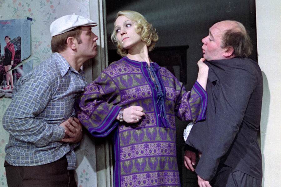 <b>&laquo;Афоня&raquo; (1975)</b>
<br><br>
В&nbsp;культовой грустной комедии о&nbsp;беспринципном и бессовестном сантехнике Афанасии, которого незабываемо сыграл Леонид Куравлев, Русланова исполнила роль его подруги Тамары &mdash; женщины, которая гонит Афоню в&nbsp;шею вместе со штукатуром Колей (Евгений Леонов), напоследок сказав все, что думает.
