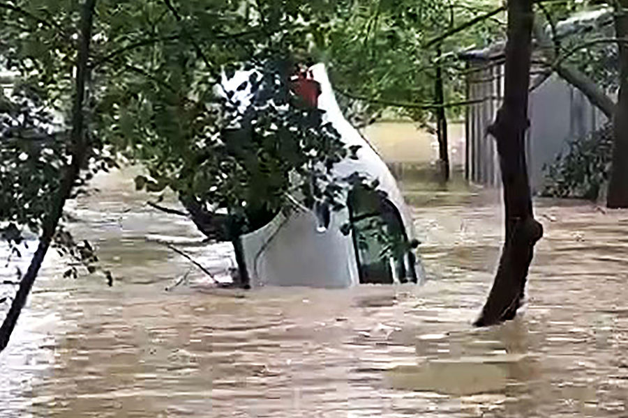 Автомобиль на&nbsp;затопленной улице в&nbsp;Керчи, 17&nbsp;июня 2021&nbsp;года