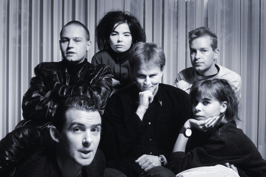 Бьорк (вторая слева на&nbsp;заднем плане) в&nbsp;составе группы Sugarcubes