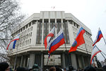 Участники митинга у здания совета министров Автономной республики Крым