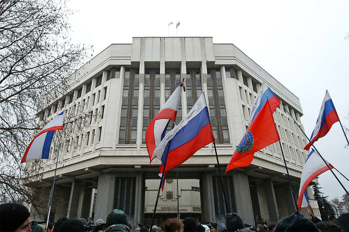 Участники митинга у здания совета министров Автономной республики Крым