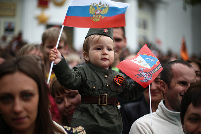Севастополь. 9 Мая. Жители города во время парада Победы