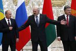 Белоруссия. Минск. 26 августа. Президент России Владимир Путин, президент Белоруссии Александр Лукашенко, президент Украины Петр Порошенко во время церемонии фотографирования на встрече в формате Таможенный союз — Украина — Евросоюз