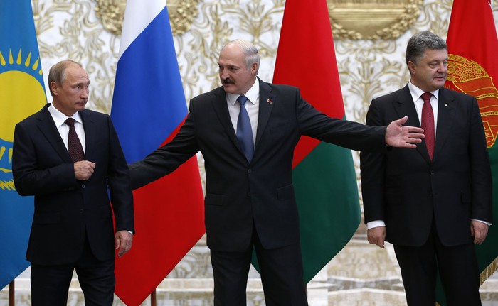 Белоруссия. Минск. 26&nbsp;августа. Президент России Владимир Путин, президент Белоруссии Александр Лукашенко, президент Украины Петр Порошенко во время церемонии фотографирования на&nbsp;встрече в&nbsp;формате Таможенный союз &mdash; Украина &mdash; Евросоюз