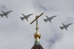 Самолеты Су-24 во время репетиции воздушной части военного парада в Москве в ознаменование 70-летия Победы в Великой Отечественной войне 1941–1945 годов