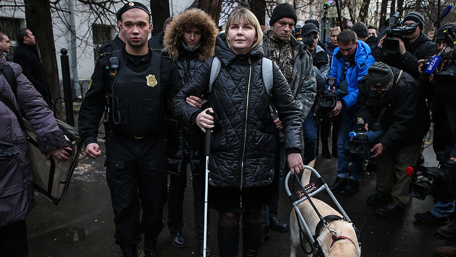 Певица Юлия Дьякова, хозяйка собаки и потерпевшая, после оглашения приговора Виктории Павленко, признанной виновной в&nbsp;краже собаки-поводыря, у&nbsp;Гагаринского суда