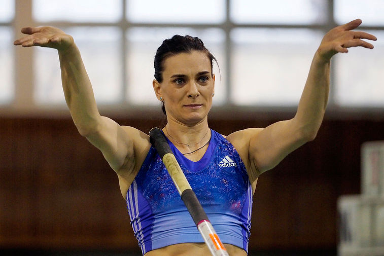 Двукратная олимпийская чемпионка по&nbsp;прыжкам с&nbsp;шестом Елена Исинбаева во время разминки перед&nbsp;первыми соревнованиями после возобновления карьеры на&nbsp;Кубке губернатора Волгоградской области