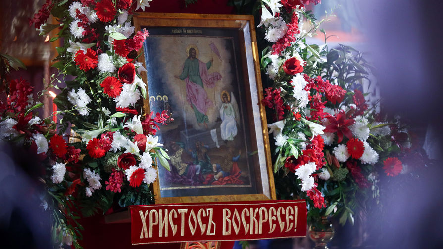 Во время праздничного пасхального богослужения в храме Христа Спасителя, 28 апреля 2019 года