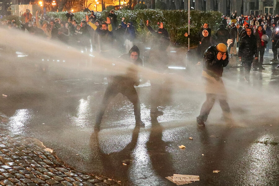 Во время акции протеста против закона об иностранных агентах возле здания парламента в&nbsp;Грузии, Тбилиси, 7&nbsp;марта 2023&nbsp;года
