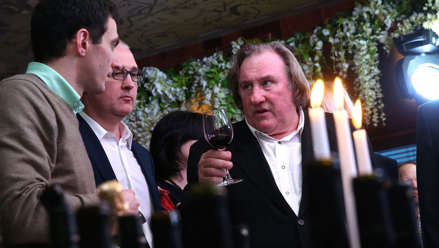 Актер Жерар Депардье во время дегустации вина в&nbsp;ресторане &laquo;Ласточка&raquo;
