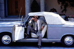 Питер Фальк со своей машиной из сериала «Коломбо» – кабриолетом Peugeot 403