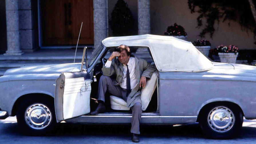 Питер Фальк со своей машиной из сериала «Коломбо» – кабриолетом Peugeot 403