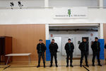 Испанская полиция заблокировала один из участков для голосования, 1 октября 2017