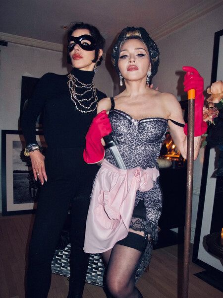 Певица Мадонна в образе отчаянной домохозяйки