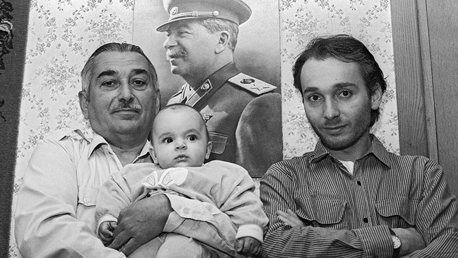 Внук Сталина Евгений Джугашвили, правнук Виссарион Евгеньевич и праправнук Иосиф Виссарионович в&nbsp;Тбилиси, 1995&nbsp;год