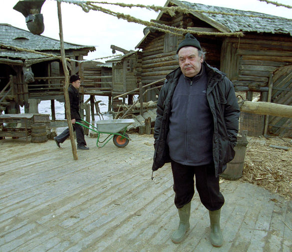 Алексей Герман на&nbsp;фоне декораций к&nbsp;своему фильму &laquo;Трудно быть богом&raquo;, 2001 год 