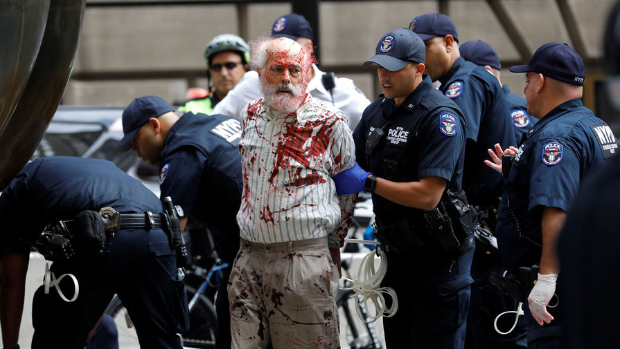 Протестующие возле статуи «Атакующий бык» на&nbsp;Уолл-Стрит в&nbsp;Нью-Йорке, 7 октября 2019 года