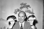 Карл Райнер со своими париками в Лос-Анджелесе, 1967 год