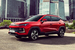 <b>«Москвич 3»</b>
<br><br>
«Москвич 3» (в Китае – JAC JS4) разрешено закупать для госслужащих в двух вариантах – бензиновом и электрическом. Автомобиль с мотором мощностью 147 л.с. предлагается с МКП или вариатором. Цена – от 2,2 до 2,5 млн рублей. Электрический «Москвич 3е» стоит 3,95 млн рублей.
