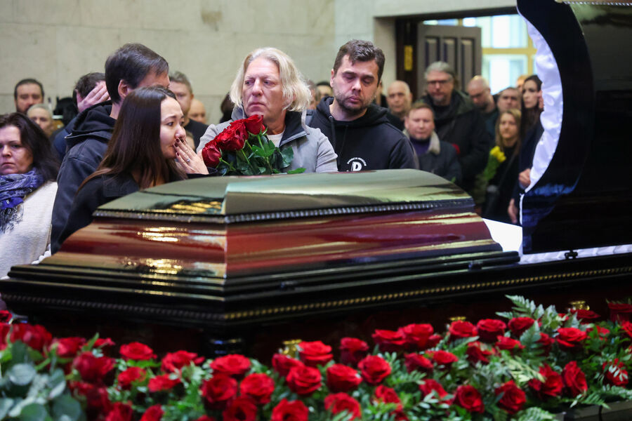 Телеведущий Александр Олейников (в центре) на&nbsp;церемонии прощания со спортивным комментатором Василием Уткиным в&nbsp;Москве, 23&nbsp;марта 2024&nbsp;года