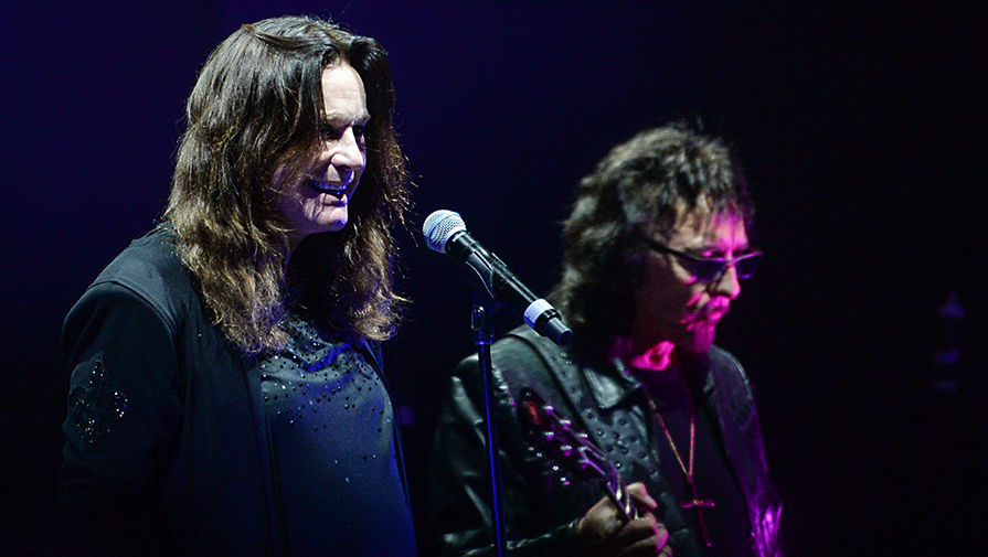 Вокалист и гитарист британской рок-группы Black Sabbath Оззи Осборн и Тони Айомми (справа) 