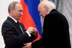 Президент России Владимир Путин и диктор Виктор Балашов, награжденный орденом Почета, на церемонии вручения государственных наград в Екатерининском зале Кремля, 2015 год