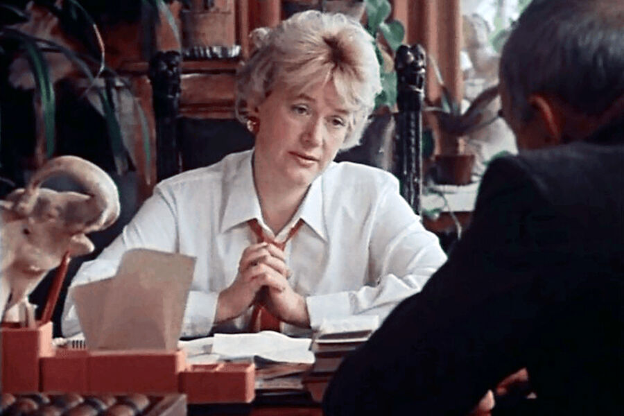 <b>«Приморский бульвар», Александр Полынников (1988)</b>
<br><br>
Главный герой двухсерийной музыкальной комедии Саша Ермоленко (Александр Кузнецов) становится виновником ДТП, догоняя девушку Лену (Ольга Кабо). В&nbsp;аварию попадает сценарист Огоньков (Анатолий Равикович), который соглашается не брать с&nbsp;Саши денег на&nbsp;ремонт машины и просит его помочь придумать сценарий для&nbsp;рекламного ролика, заказанного &laquo;Госстрахом&raquo;. Сотрудницу &laquo;Госстраха&raquo; Жанну Львовну сыграла Талызина. 