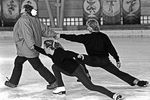 1987 год. Татьяна Тарасова (слева) и участники ледового ансамбля «Все звезды» — английские фигуристы Джейн Торвилл (справа на первом плане) и Кристофер Дин (справа на заднем плане) во время репетиции 