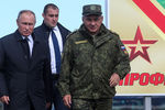 Президент России Владимир Путин и министр обороны Сергей Шойгу перед началом парада военной техники во время маневров «Восток-2018» на забайкальском полигоне «Цугол», 13 сентября 2018 года