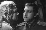 Актер Владимир Высоцкий и актриса Ия Саввина (1936-2011) в фильме «Служили два товарища» (1968)

